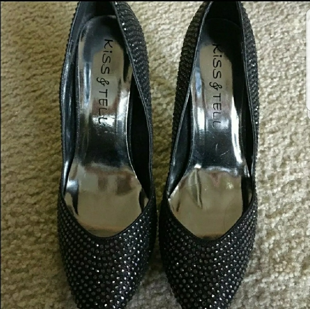 NWOT rhinestone pump